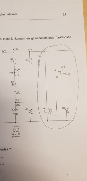 Schematisk ritning av en elektrisk krets med komponenter och märkningar, med en del markerad för frågeställning.