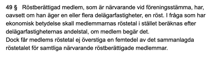 Utdrag ur lagtext om röstning vid samfällighetsförenings stämma, med fokus på röstetal och ägandeandelar.