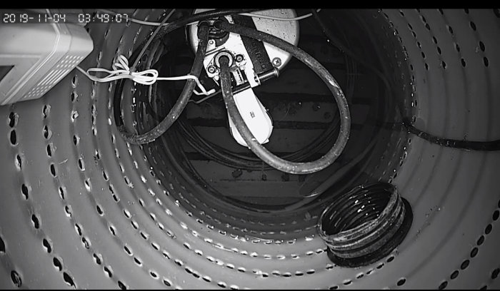 Dränpump med nivåvippa i en brunnen, sannolikt för att förebygga vattenintrång i krypgrund.