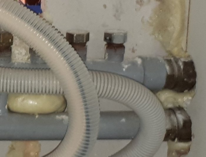 Rörsystem med gamla och nya komponenter för vatteninstallation i behov av adapter.