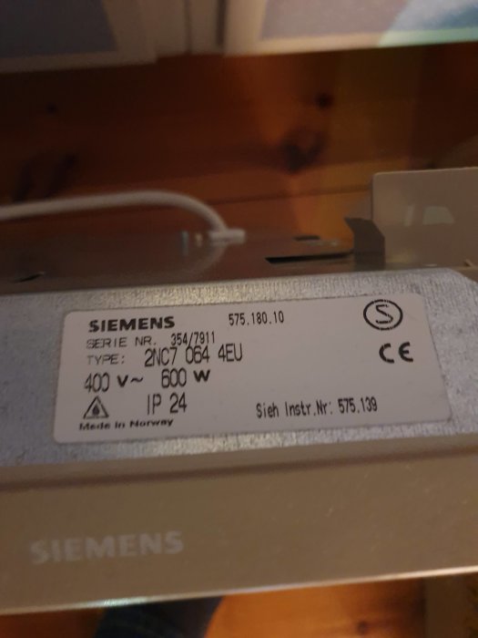 Etikett på ett Siemens element som visar teknisk information; modellnumret och specifikationer.