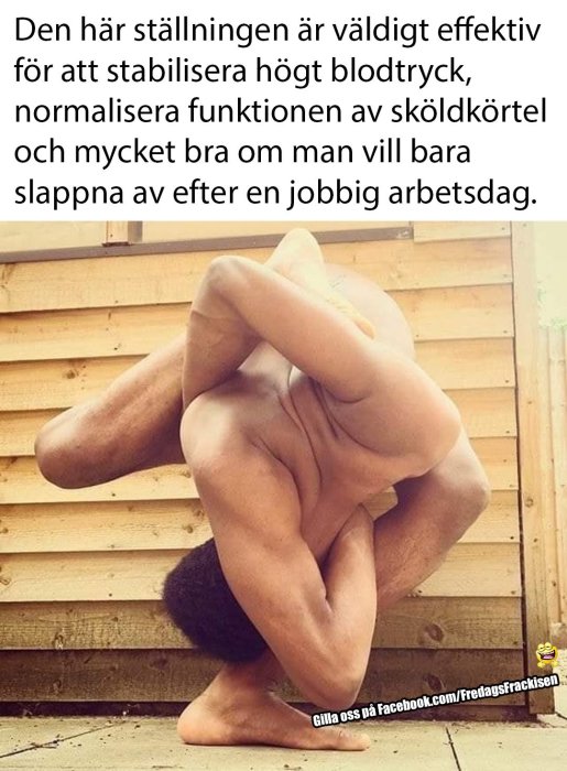 Person utför komplext yoga- eller stretchpass som visar smidighet och balans.