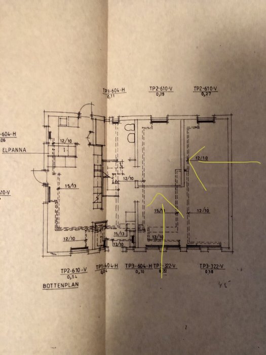 Arkitektritning av en bostad med markerad möjlig bärande innervägg.