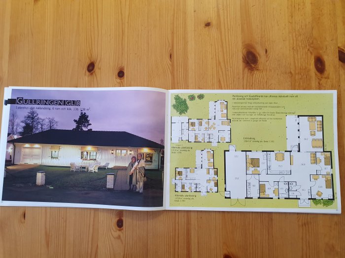 Öppen huskatalog visar foto av ett enfamiljshus med planlösning, inklusive rumsmått och alternativ design.