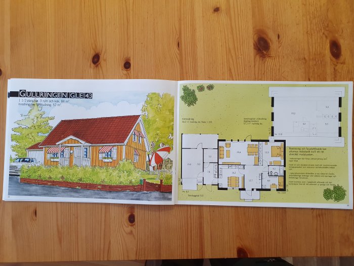 Huskatalog uppslagen med illustration och planritning av ett 1 1/2-planshus med tre rum och kök.