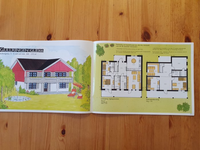 Öppen katalog visar illustration av rött hus med vita knutar samt planritningar på två våningar.