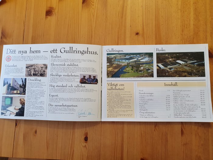 Öppnad broschyr på träbord visar text och bilder relaterade till Gullringhus, inklusive företagsinformation och innehållsförteckning.