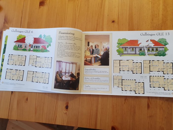 Öppen huskatalog visar Gullringen GLE 6 och 13 modeller med illustrationer av husen och ritningar av planlösningar, samt en bild på en finansieringsmöte.