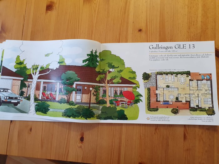 Öppen katalog som visar illustration och planlösning av ett enfamiljshus, Gullringen GLE 13, med trädgård och bil.