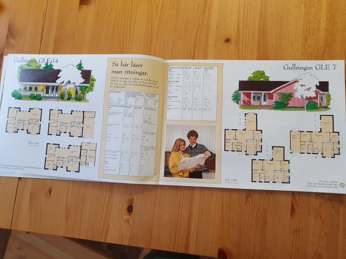 Öppnad byggkatalog med husritningar och en illustration av ett hus, Gullringen GLE7, samt två personer som ser på ritningar.