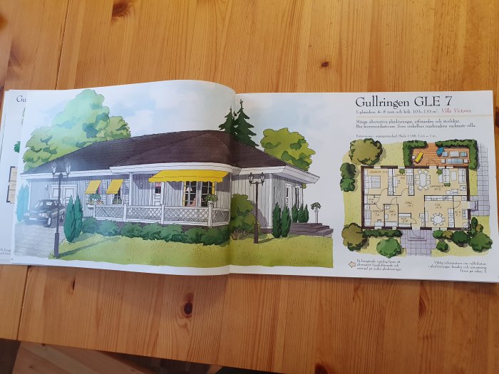 Öppnad huskatalog visar illustration av enplanshuset "Gullringen GLE 7" med exteriör och planlösning.