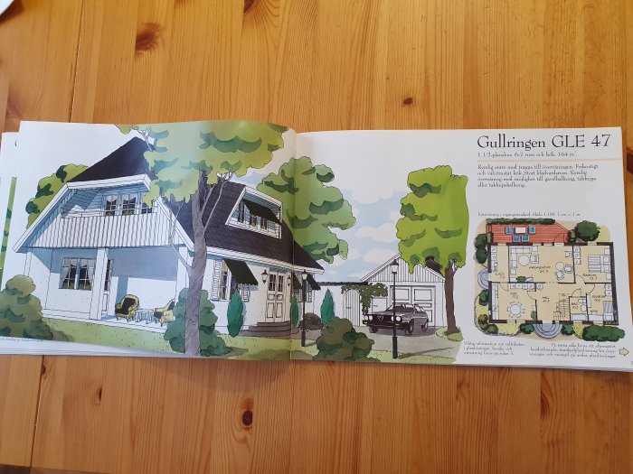 Öppen katalog med illustration och planritning av ett 1 1/2-planshus, Gullringen GLE 47, med mått och beskrivning.