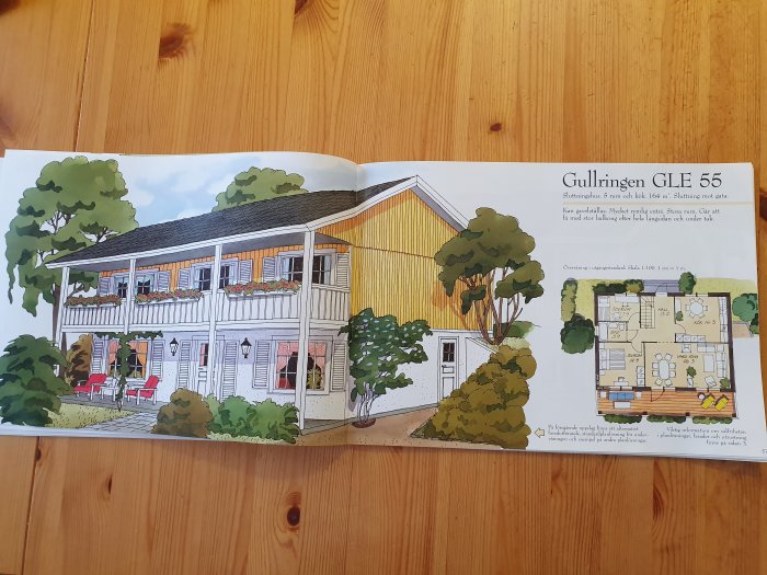 Öppen katalog som visar illustration av ett gult tvåvåningshus med balkong och tillhörande planritning.
