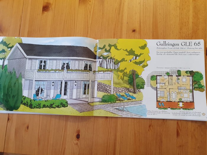 Illustration av ett tvåvåningshus från "Gullringen GLE 65" i en katalog, med planritning och trädgård.