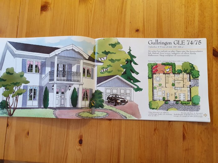 Illustration av husmodell Gullringen med planlösning och exteriör vy i en öppen katalog på ett bord.