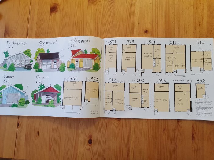 Öppen byggkatalog som visar illustrationer och ritningar av olika garage och carportmodeller med dimensioner.