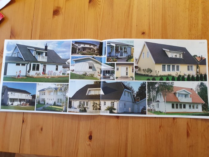 En uppslagen katalog visar en samling bilder av olika arkitektoniska husdesigns och modeller.