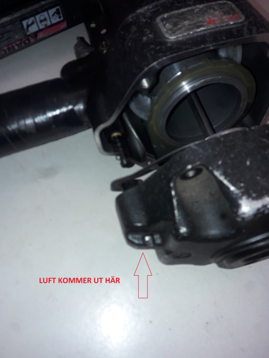 Isärplockad Senco spikpistol 602 med synlig luftläckagepunkt markerad med röd pil.