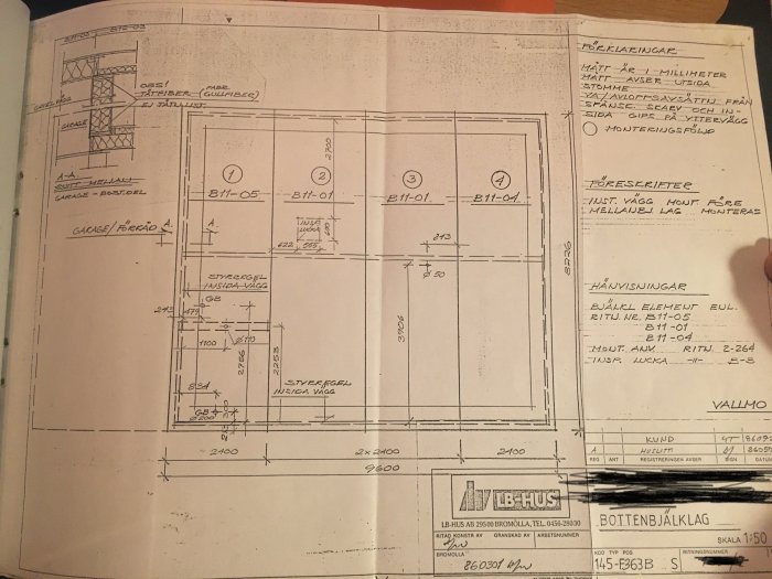 Originalritning av en byggnadsplan, med markeringar och anteckningar, som visar planlösningen för en bostad.