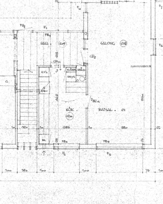 Arkitektonisk ritning av en byggnadsplan med markerade väggar och rum såsom kök och vardagsrum.