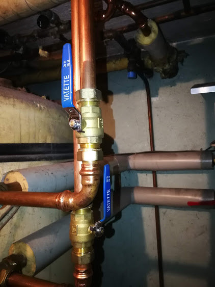 Rörledningar och ventiler i ett värmesystem, eventuellt kopplat till en luft/vatten pump.