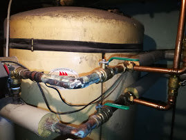 Expansionskärl med kopparledningar och ventil i ett värmesystem, kännetecken på en Ecodan W50.