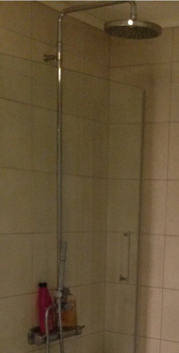 Duschkabin med taksil misstänkt vara en Mora inxx-modell i ett badrum som är cirka 10 år gammalt.