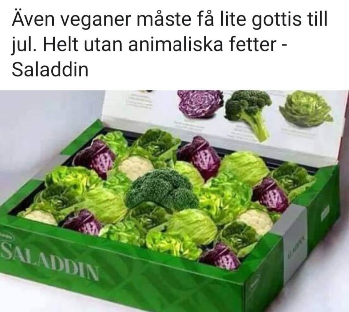 Assorterade huvuden av broccoli och salladskål i en låda, humoristiskt presenterat som julgodis för veganer.