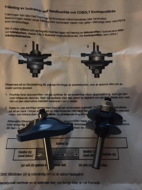 Två stycken fräsverktyg framför en beskrivande anvisning för hur luckramar och profilering skapas.