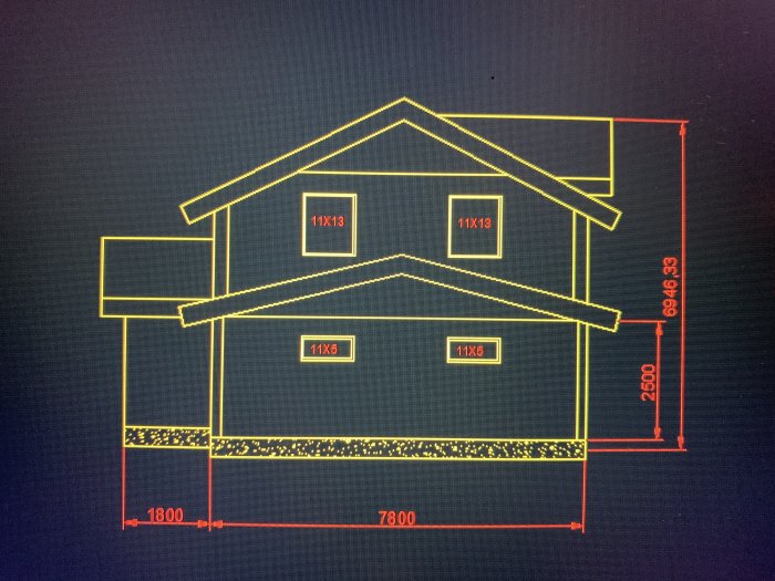 Ritning av husfasad med markerade fönsterstorlekar och dimensioner i gult och rött.