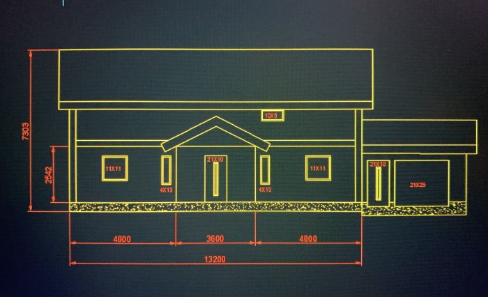 Ritning av en husfasad med måttangivelser för olika fönster och delar av byggnaden.
