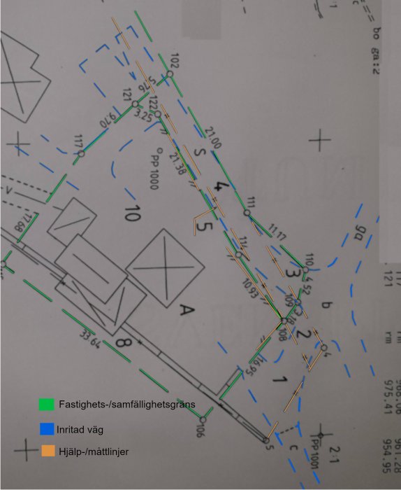 Karta med markeringar som visar fastighets-/samfällighetsgränser och inritad väg för en samfällighet.