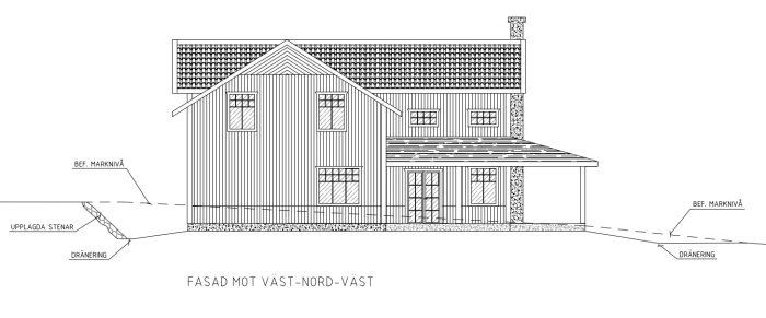 Arkitektonisk ritning av ett hus i sekelskiftesstil med fasad mot väst-nord-väst, befintlig marknivå och dränering.