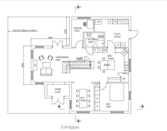 Ritning över entréplan för ett planerat hus i sekelskiftesstil med markerade rum som kök och vardagsrum.