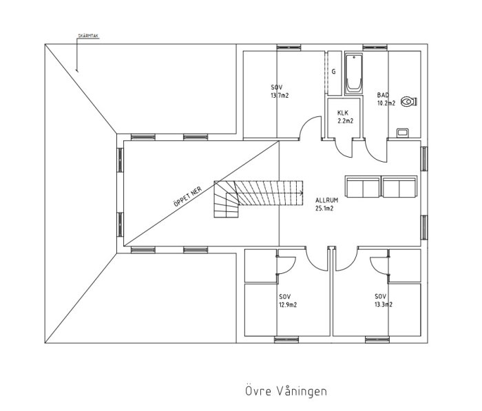 Ritning över övre våningen i ett planerat lösvirkeshus med tre sovrum, badrum, klädkammare och allrum.