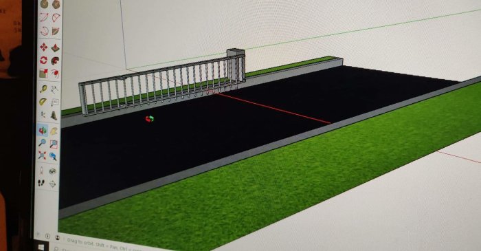 3D-modell av en altan med räcke intill en gräsmatta, visas på en datorskärm.