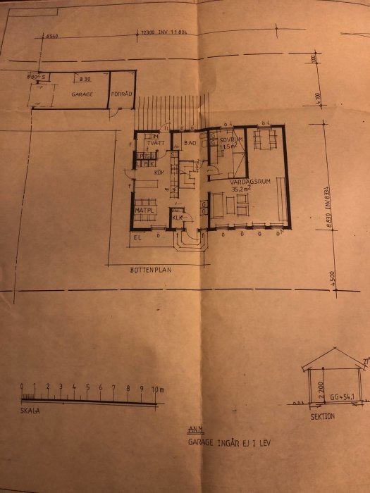 Ritning av bottenplan för ett hus med angivna mått, inkluderar kök, vardagsrum, badrum och garage.