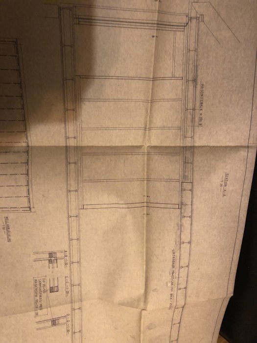 Ritning av byggprojekt med måttangivelser och konstruktionsdetaljer.