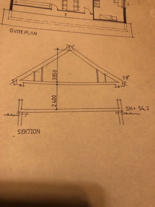 Arkitektritning av ett hus i sektion med mått och vinklar specifierade.