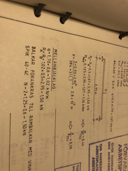 Detaljerad byggteknisk ritning med mått och anvisningar i svartvitt, delvis suddig och fokuserad på text och siffror.