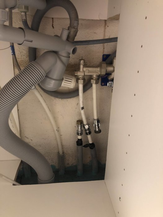 Installation av golvvärme och rör anslutna till radiator i källare.