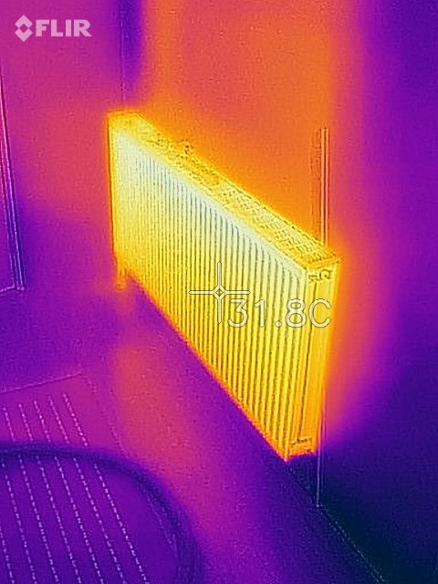 Termisk bild som visar en uppvärmd radiator med temperaturen 31.8°C indikerad.