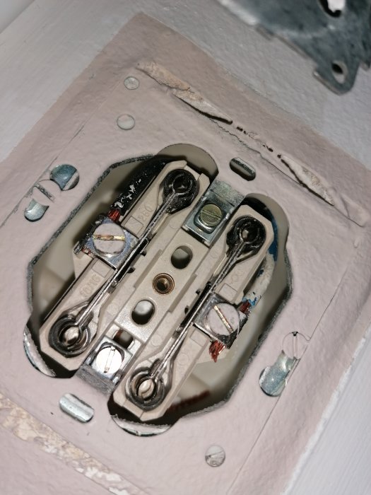 Öppet eluttag med exponerade kablar och anslutningar, väntar på koppling av Nexa ZV-9101.