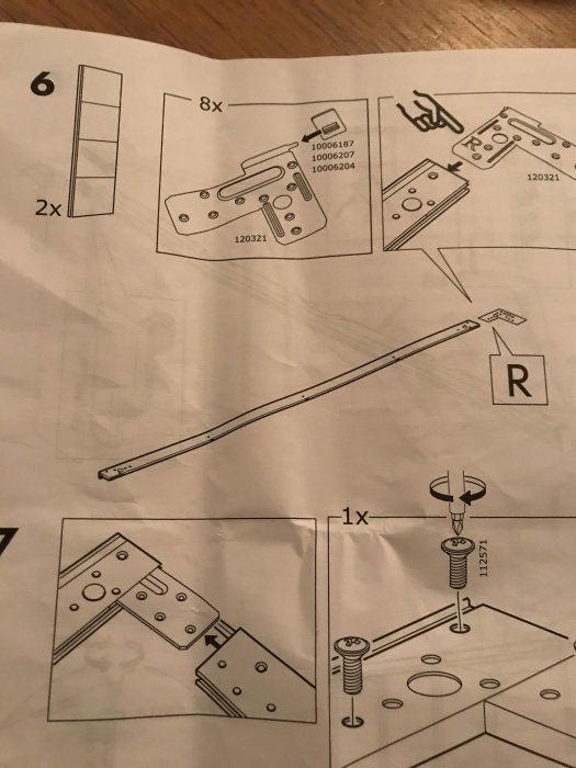 En monteringsanvisning för en PAX skjutdörrsgarderob med en markerad plastbit och artikelnummer.