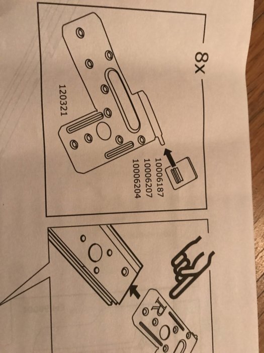 En monteringsinstruktion för IKEA-skjutdörr med fokus på en glömd liten plastbit, delnummer 10006187.