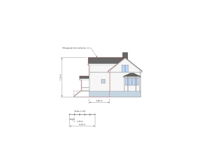 Arkitektritning av en husfasad med tillbyggnad markerad i rött, måttangivelser och skala 1:100.