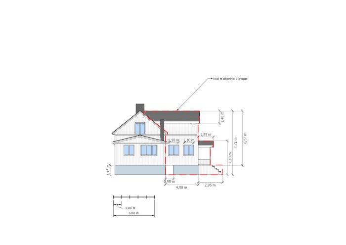 Teknisk ritning av husfasad med måttangivelser och markeringar för utbyggnad i rött.