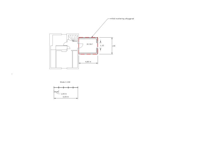 Arkitektonisk ritning av en byggnadsplan med måttsatta sektioner och utbyggnad markerad i rött.