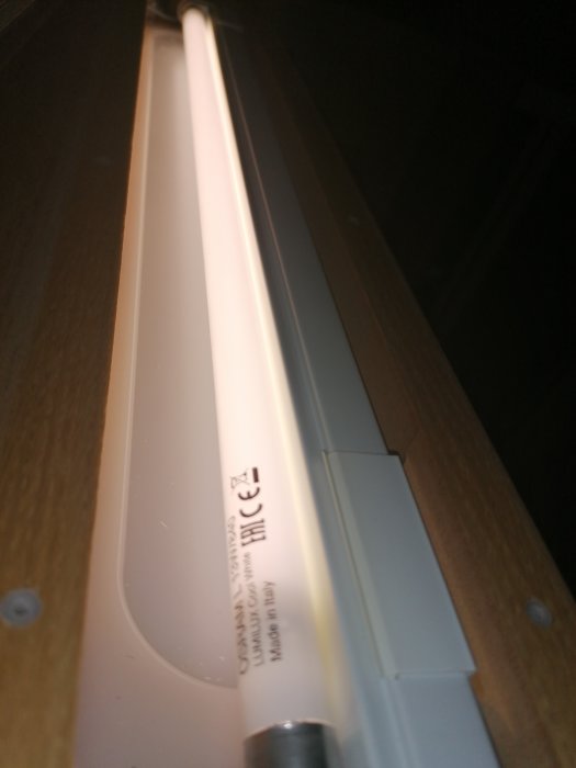 Lysrör i armatur ovanför en spegel, användare vill ersätta med LED-tejp.