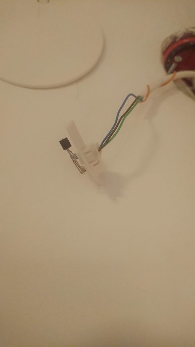 Elektronikprojekt med en JST XH-kontakt, färgkodade kablar anslutna till en sensor modul på vit bakgrund.